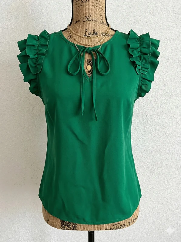 Blusa confeccionada en tela ligera de caída suave, color verde, con escote redondo y abertura frontal con lazo decorativo, mangas con volantes y corte entallado, ideal para un look elegante 